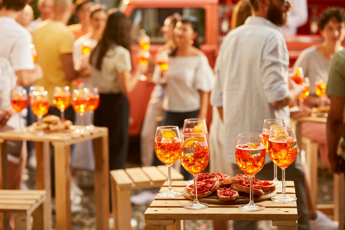 unionpaddington's tweet photo. Aperol team is coming back tomorrow - last chance to join the spritzer fun this year @unionpaddington  @PaddingtonCen <3 #funweekend #drinks #paddingtonfun #iloveit https://t.co/FIWdY8kjm8