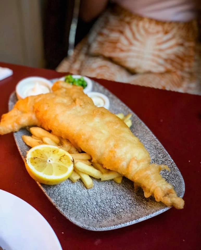 🐟🍟 Get 2 of these MONSTER Ale-Battered Fish &amp; Chips for £20 EVERY FRIDAY! 😱😍

Book a table now:
🐖 020 7352 2908
🐖 thechelseapig.com
🐖 Sarah@relpubco.co.uk

#FishFridays #FishandChips #FishnChips #BatteredCod
#TheChelseaPig #ThePigsEar #londonpub