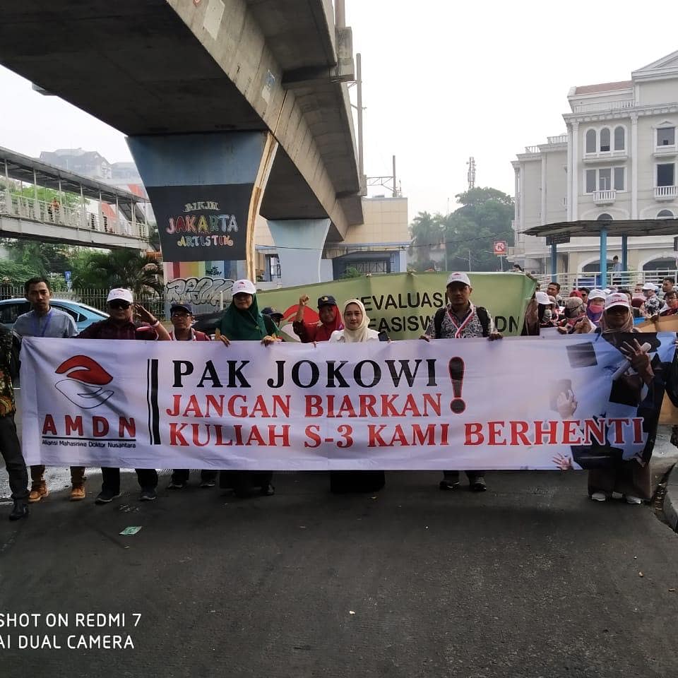 ASrimularahmah's tweet image. Tolong kami Pak... Jangan biarkan kuliah kami berhenti karena tidak sanggup membayar SPP, biaya hidup, penelitian dll. Tolong kami Pak... Kasihani kami. Kita sama2 mewujudkan &quot;SDM Unggul Indonesia Maju&quot;. 
#BapakJokowipresidenku 
#KitaIndonesiaKitaPancasila 
#BPPDN2019🙏🙏