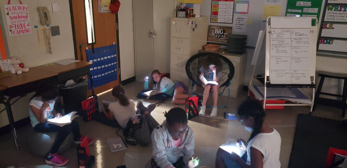 WesleyChapelES's tweet photo. It's Flashlight Friday in Mrs. Newell's class. #Literacy4U #UcpsBacktoSchool @AGHoulihan @jttopp https://t.co/Msn23qwOk0