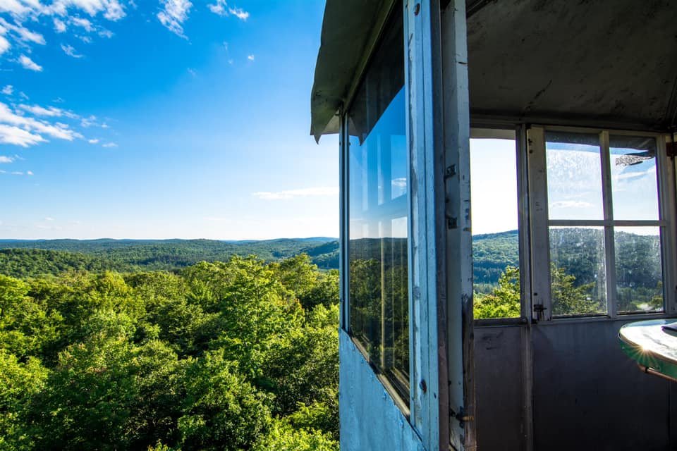 PureADK's tweet photo. This week's featured fire tower is one of the easiest to climb. It is the perfect hike for families because of its minimal elevation gain (~200ft) and short distance to the summit (.5 miles one way). Learn more: https://t.co/WvL5kO0p0C
#PureADKTrailLog
Pic by IG user @ssgarlock https://t.co/9bzrpclYCe