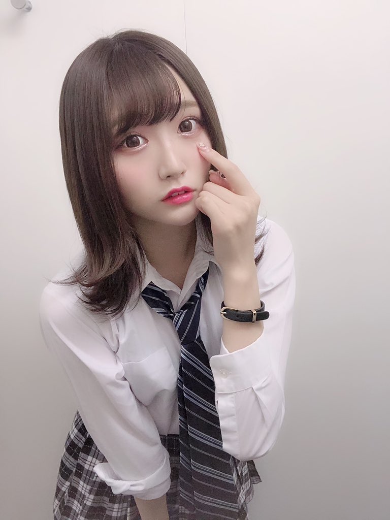 xxmisakixx's tweet photo. 大阪でお仕事でした 〜〜 
またお知らせしますね、制服ぴゃ
#前田美咲を拡散中 #らぶどる https://t.co/CMYUlWpPAR