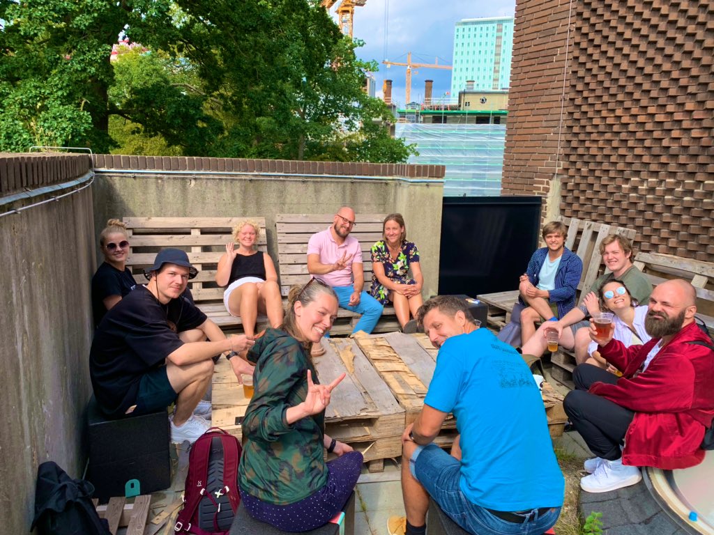 muldertweeting's tweet photo. Kick off dag 3 landede vi i Kansas igen- i @FCLabdk. Tid til opsamling og første benhårde konkretisering i planer. Der blev endda også tid til en 🍺 Det skal nok blive en super cybersikker praktik. Tak til alle -særligt @sunemaegaard @MadsDanker det 🔝🎉👌🏻 at være #sammendigitalt https://t.co/j3B2wDMGqr
