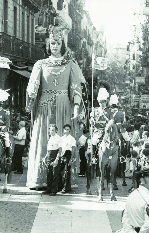 Cultupopularbcn's tweet photo. Els @gegantsciutat i @gegantsdelpi al carrer de Ferran a punt per entrar a la plaça de Sant Jaume el 24 de setembre de 1974. 

Festes de la Mercè. 
Fotografia de l'AFB de Pérez de Rozas
#culturapopular #Mercè19 https://t.co/hNSxa6Nb3j