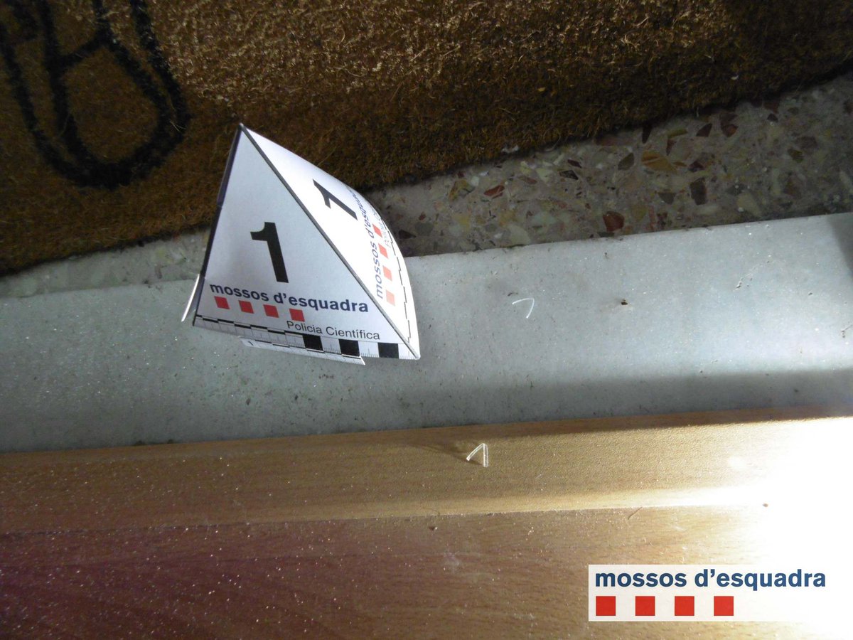 mossos's tweet photo. Saps què has de fer si localitzes un marcador a la porta de casa? 
✅ Truca al 112.
✅ Treu el marcador
✅ Si vius en una escala de veïns, revisa les altres portes i treu tots els marcadors.
Ajuda’ns a fer prevenció #LlarSegura https://t.co/e6hUocWpRF