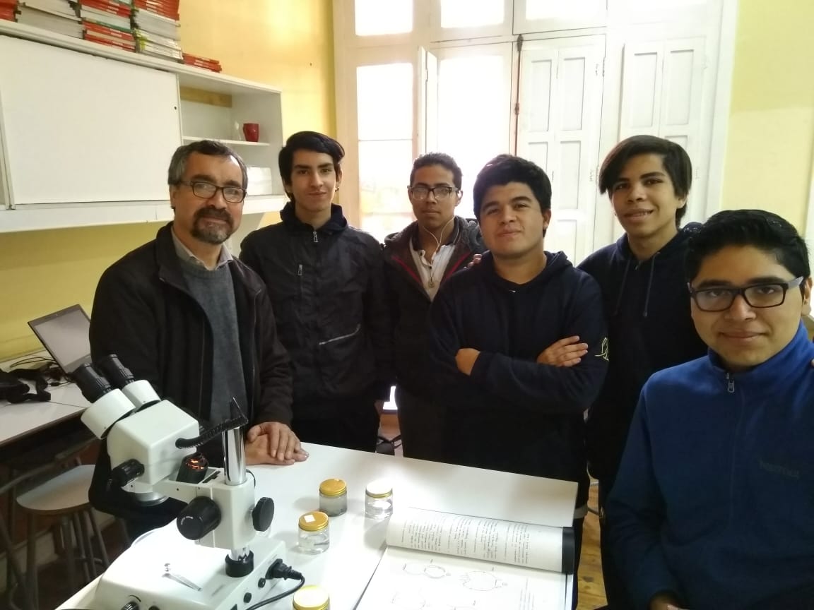 Los Clubes Científicos Escolares “Planeta Verde” del Liceo Bicentenario De Excelencia Fco Bilbao Barquín de Quilicura, “Taller de indagación científica” del <a href="/LiceoMBB/">LMBB</a> y “Mus musculus” del Colegio Victoria Prieto de Stgo, se encuentran investigando en equipo rumbo al #CRECyT2019