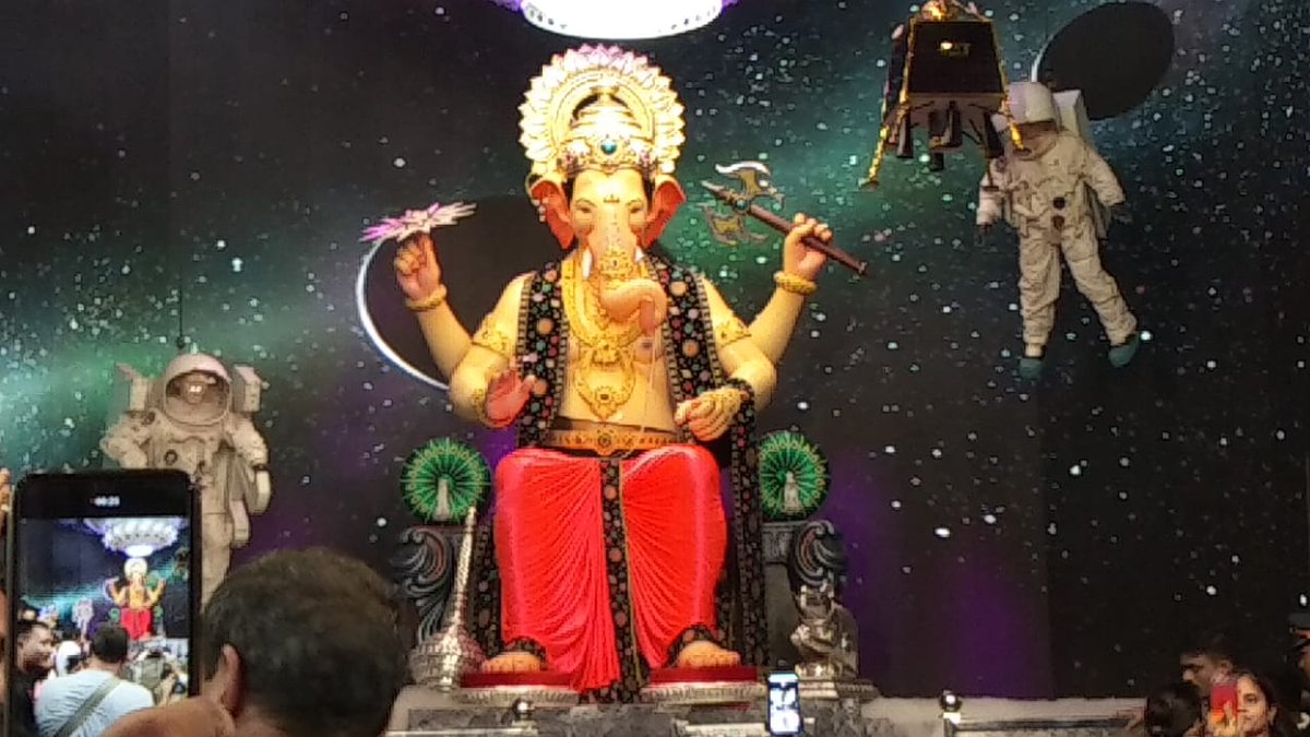 mid_day's tweet photo. The first look of #lalbaughcharaja revealed!!! And we're already fans of the   #Chandrayaan2 backdrop!

#MoryaMomentsWithMidday
#GaneshChaturthi 
#Ganeshotsav2019 
#GaneshChaturthi2019 https://t.co/6Ch5UIWtSw