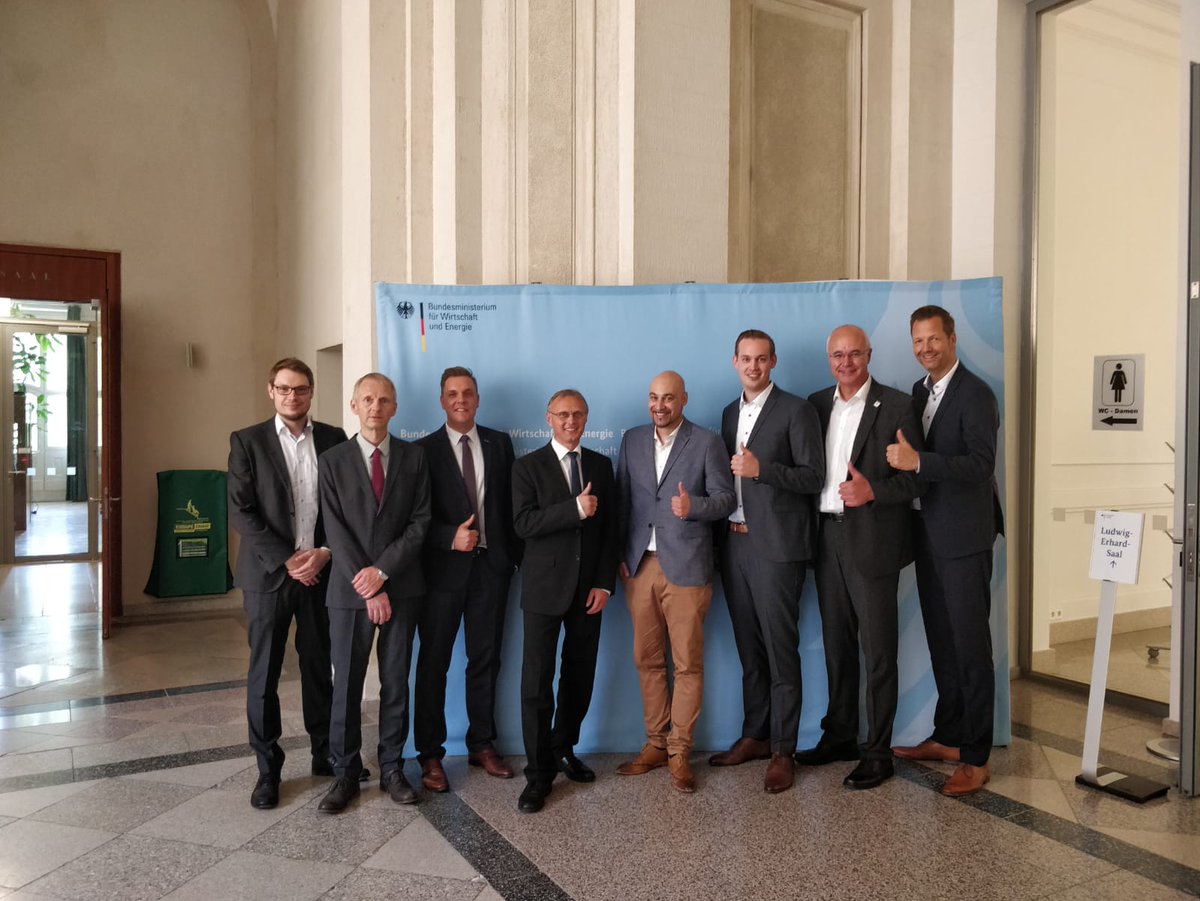 Viele Grüße aus Berlin nach #OWL senden wir nach unserem Pitch beim @BMWi_Bund 🙂 was für ein tolles Team, es hat riesen Spaß gemacht! Jetzt Daumen drücken 🙂<a href="/itsOWL_Cluster/">it's OWL</a> #KünstlicheIntelligenz <a href="/RomanDumitrescu/">Roman Dumitrescu</a> <a href="/THochschuleOWL/">Technische Hochschule OWL</a> <a href="/CITEC_Bielefeld/">Center for Cognitive Interaction Technology</a>