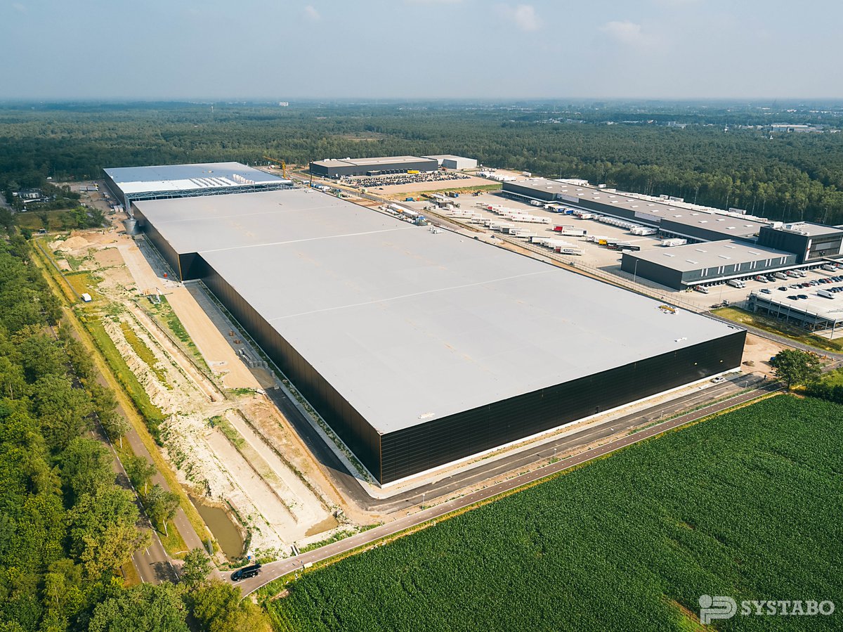 De nieuwbouw van distributiecentrum #WestfieldsLogistics in #Oirschot krijgt duidelijk vorm. Wat wordt het groot! De 88.500 m² hal, 7.600 m² mezzanine en de 3.000 m² kantoor zal naar verwachting in januari 2020 worden opgeleverd. 
youtu.be/jExujessJMw