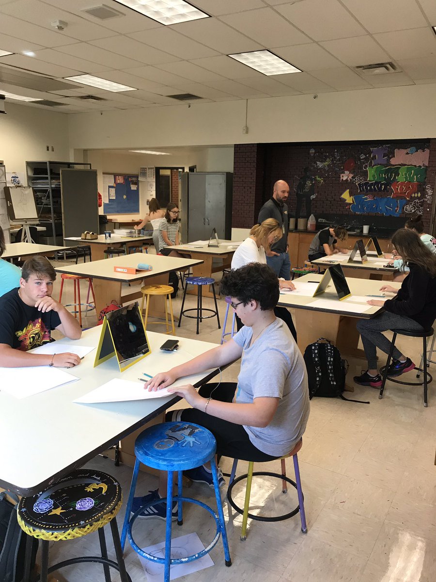 MMS_Tigers_AP's tweet photo. Loved spending a few minutes in @Mike_Bockoven’s Art class today where Ss were working on self-portraits! #NASDlearns https://t.co/nXJGEfeX2D