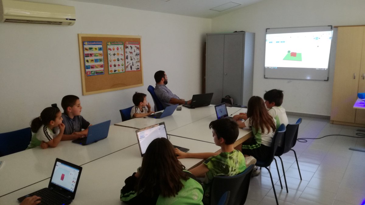 RobokidsSC's tweet photo. Septiembre empieza en unos días y como todos los años venimos con ganas de dar guerra! #RobokidsTeam https://t.co/2IAq07OGkU