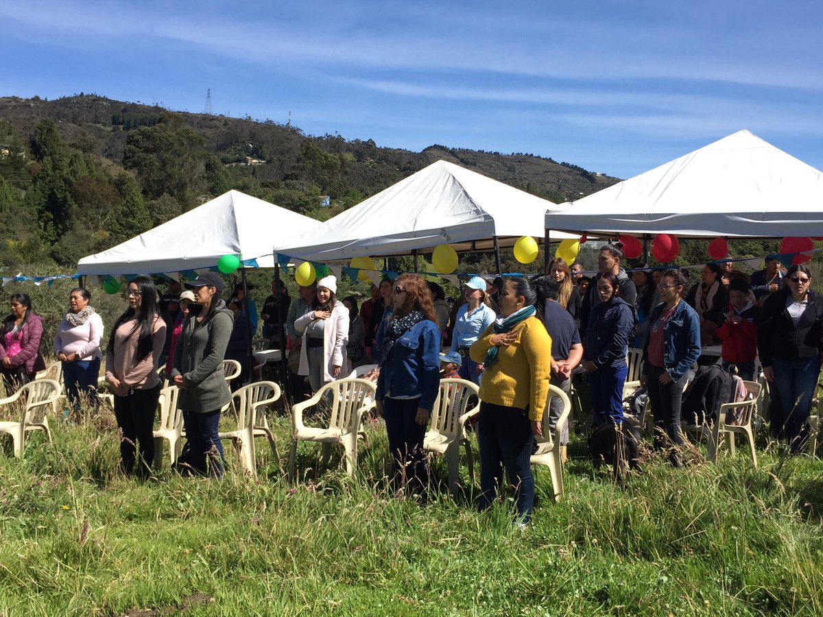 SSchapinero's tweet photo. Iniciamos el 1º CLOPS 'Tejiendo el desarrollo de la ruralidad en Chapinero' 🌳, con la intervención del Alcalde Local @hernandoquinter y el subdirector Local @BelnavisF quienes dan la bienvenida al evento y agradecen la participación de la comunidad. https://t.co/0HPIrcp1mF