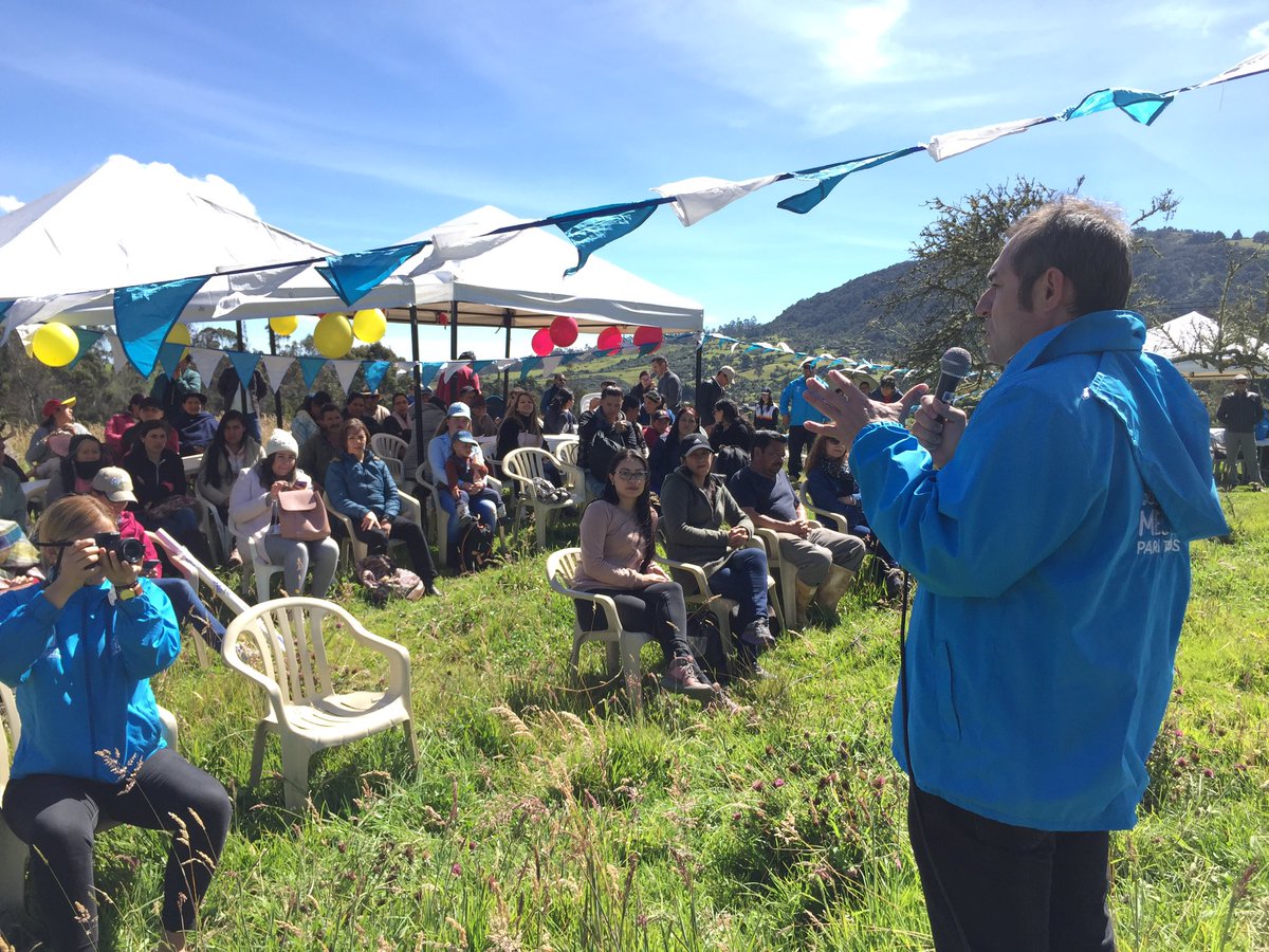 SSchapinero's tweet photo. Iniciamos el 1º CLOPS 'Tejiendo el desarrollo de la ruralidad en Chapinero' 🌳, con la intervención del Alcalde Local @hernandoquinter y el subdirector Local @BelnavisF quienes dan la bienvenida al evento y agradecen la participación de la comunidad. https://t.co/0HPIrcp1mF