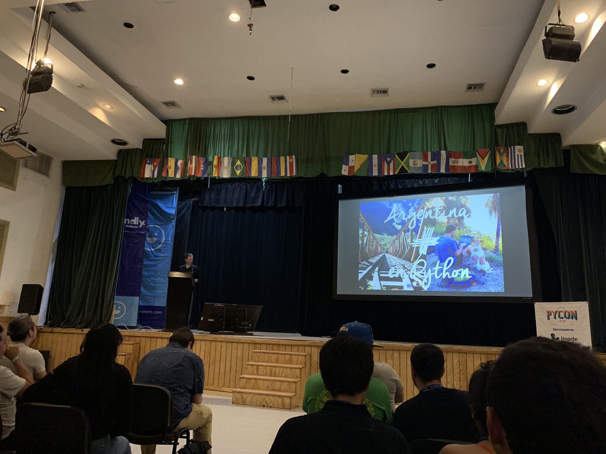 oscar_mcm's tweet image. Iniciando #PyConLatam19 ❤️ con @reydelhumo hablando sobre @argenpython 🚀