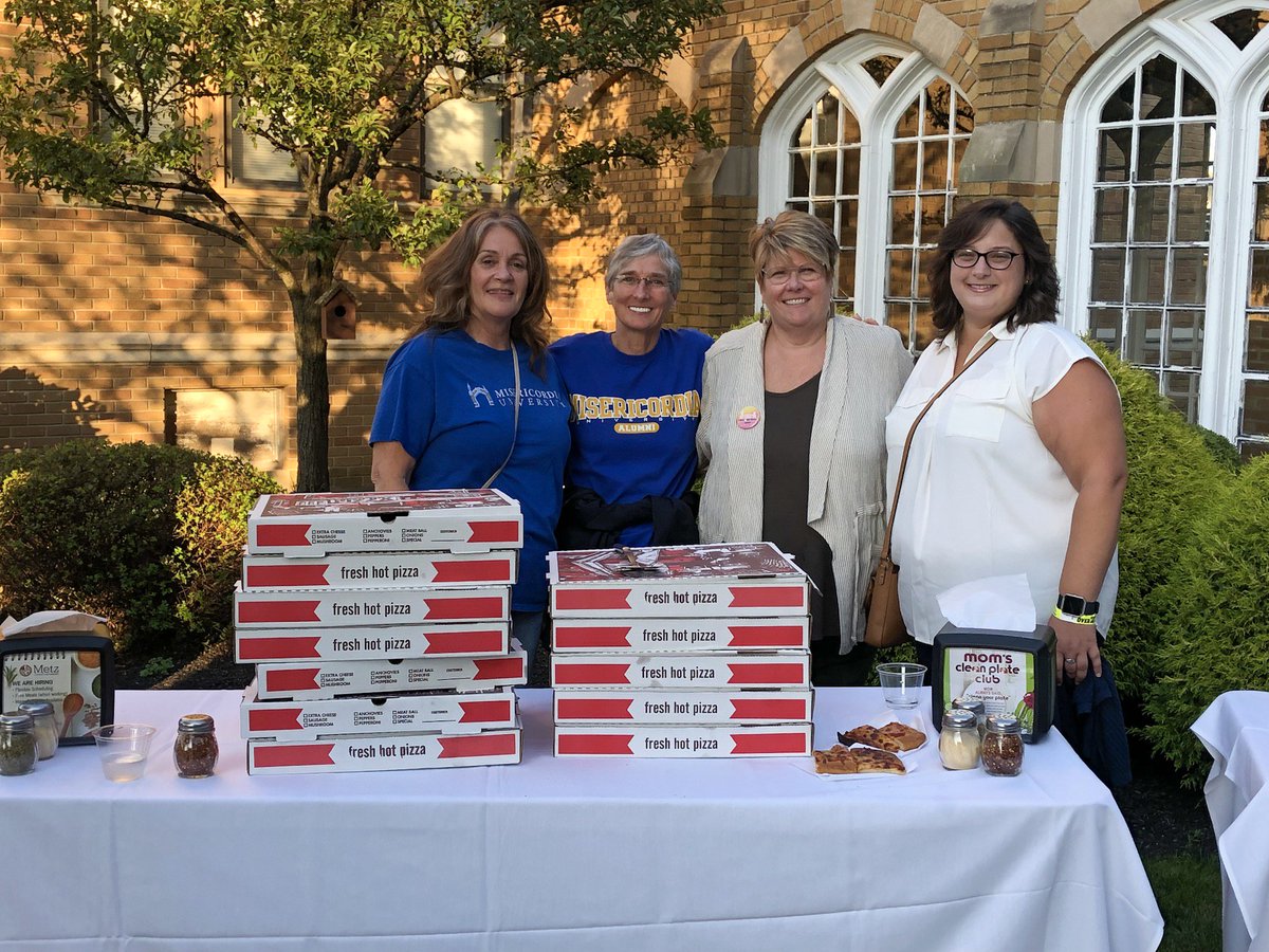 MisericordiAlum's tweet photo. First we brought the ice cream, then we brought the beer! Special thanks to @SBCbeer for making the "Shakesbeere Garden" in collaboration with Student Life and Admissions unbeerlievable!🍺🙌🏼 

"Shakesbeere Garden" was part of @ResLifeMU's #muwelcomeweek2019 https://t.co/ajqoe8QGxM