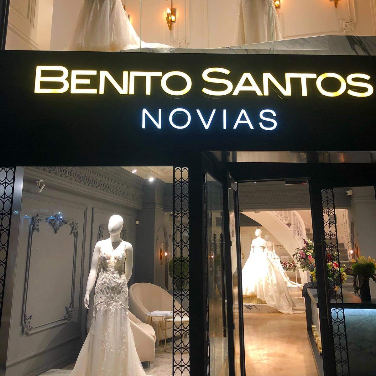 #NEWS <a href="/ximenaNR/">Ximena Navarrete</a> junto a Benito Santos en la apertura de la casa de novias más bonita de México 🌟 !