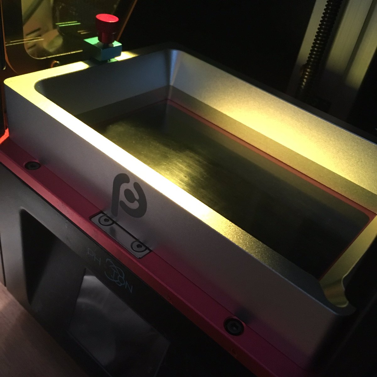 grafitomi's tweet image. This just in! I have some @mypeopoly in my Photon from now on. Got this new VAT for testing from Peopoly. Yes, no mistakes here.. they make an advanced VAT for the Anycubic Photon. It has better sealing and easier FEP replacement #sharelearnGROW #resinprinting #vat. @Trajan19901