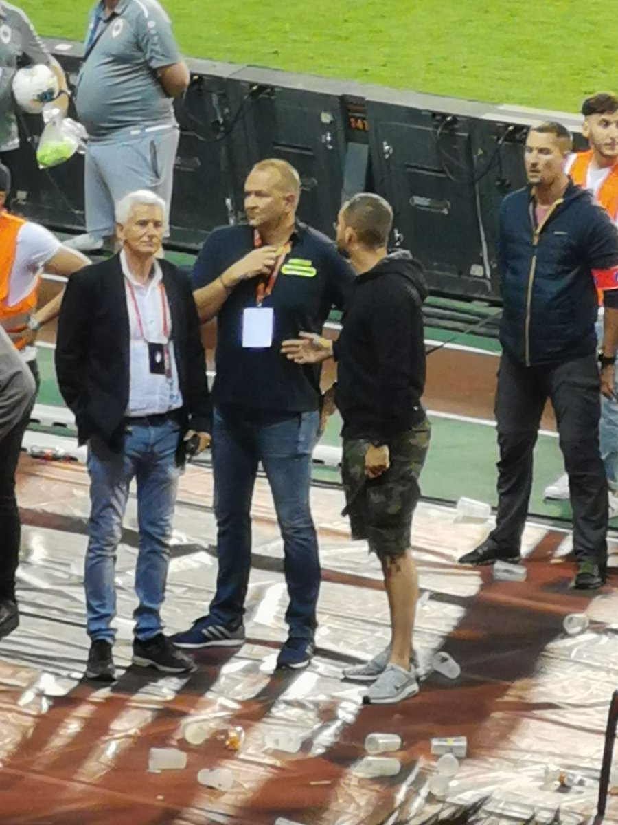 ChrisDelcroix's tweet photo. Die met zijn korte broekske vond er plezier in om met zijn metalen matrakje op alles wat bewoog te vlammen. #antaz #karma https://t.co/QlwaNzl8yF