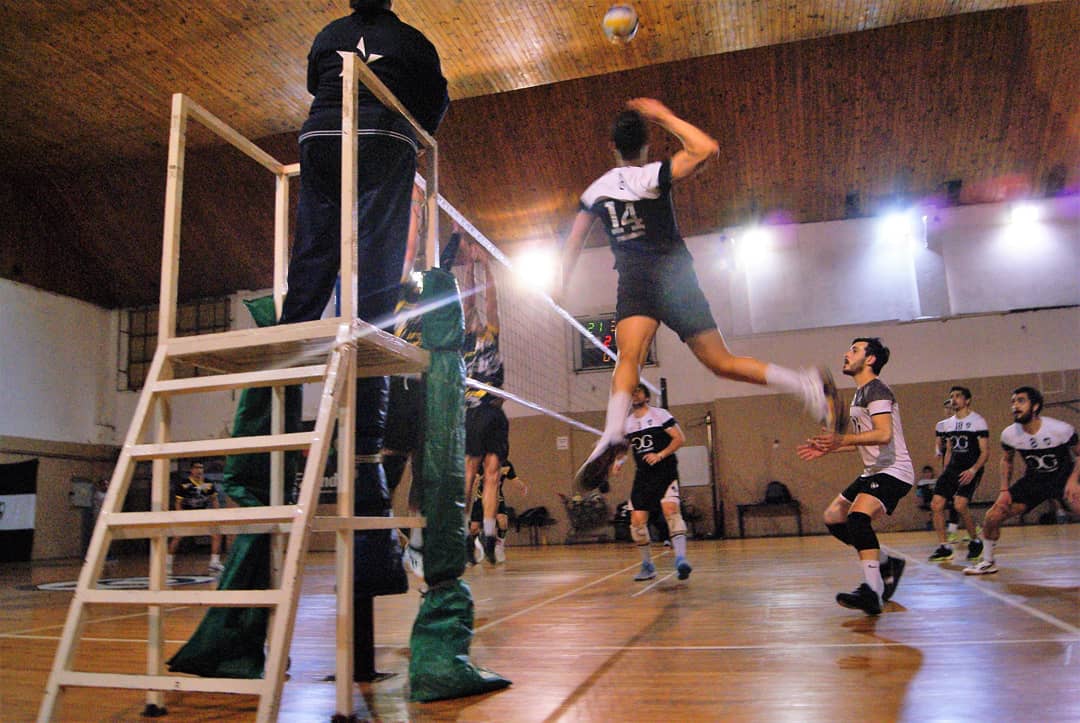UVoley's tweet photo. Imágenes de lo que dejó esta semana para nuestros funebreros de la categoría Mayores!
Victoria en ambas ramas para seguir sumando!! #VAMOSFUNEBRERO 🖤🏐
#VENIALCLUB
📸 @camiaramayoo https://t.co/dTT2IMR1Iw
