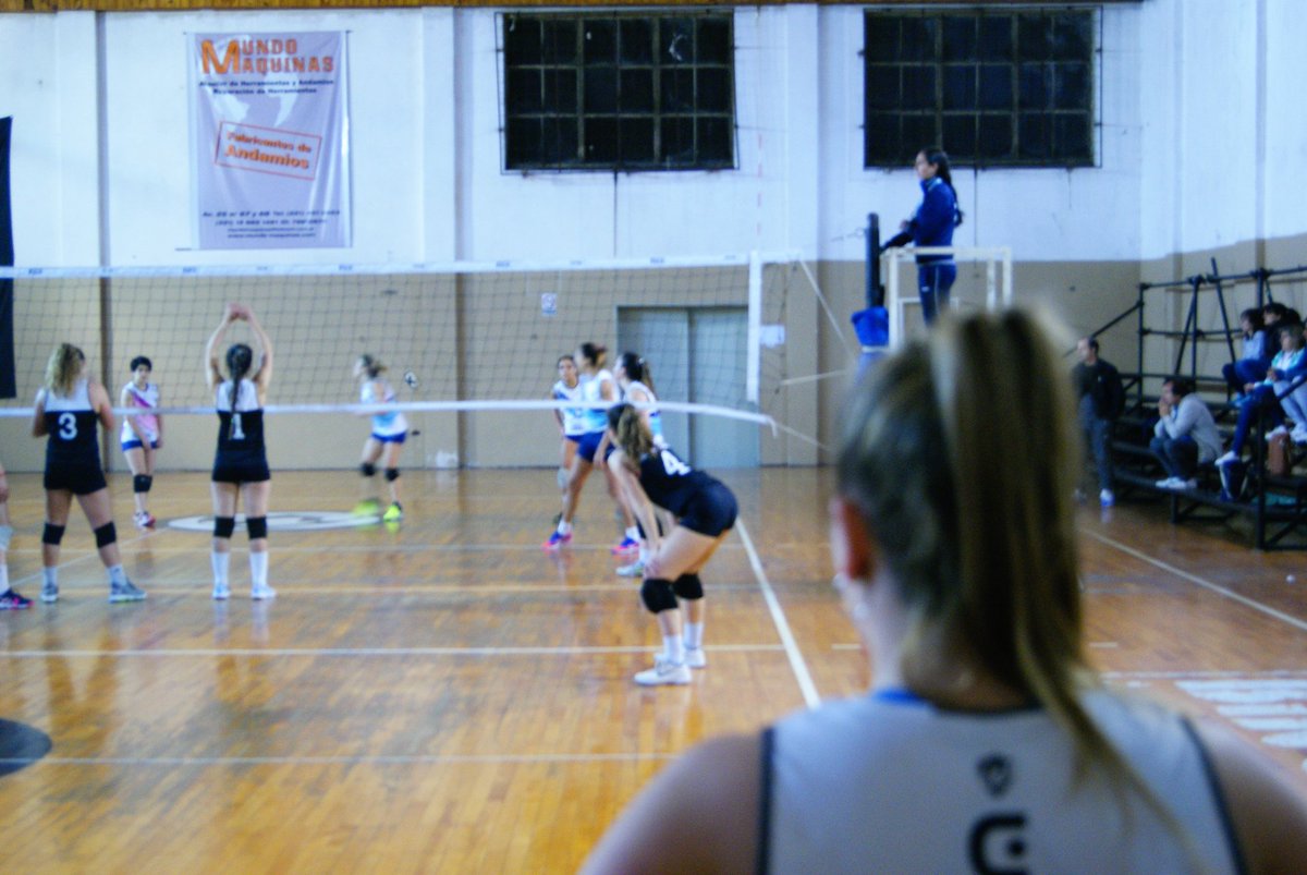 UVoley's tweet photo. Imágenes de lo que dejó esta semana para nuestros funebreros de la categoría Mayores!
Victoria en ambas ramas para seguir sumando!! #VAMOSFUNEBRERO 🖤🏐
#VENIALCLUB
📸 @camiaramayoo https://t.co/dTT2IMR1Iw