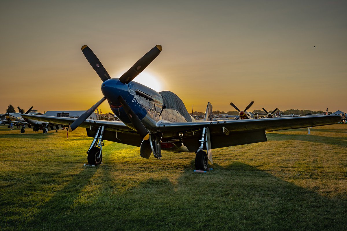 Happy flying Friday! 
#aircraft #airshow #smokingairplanes