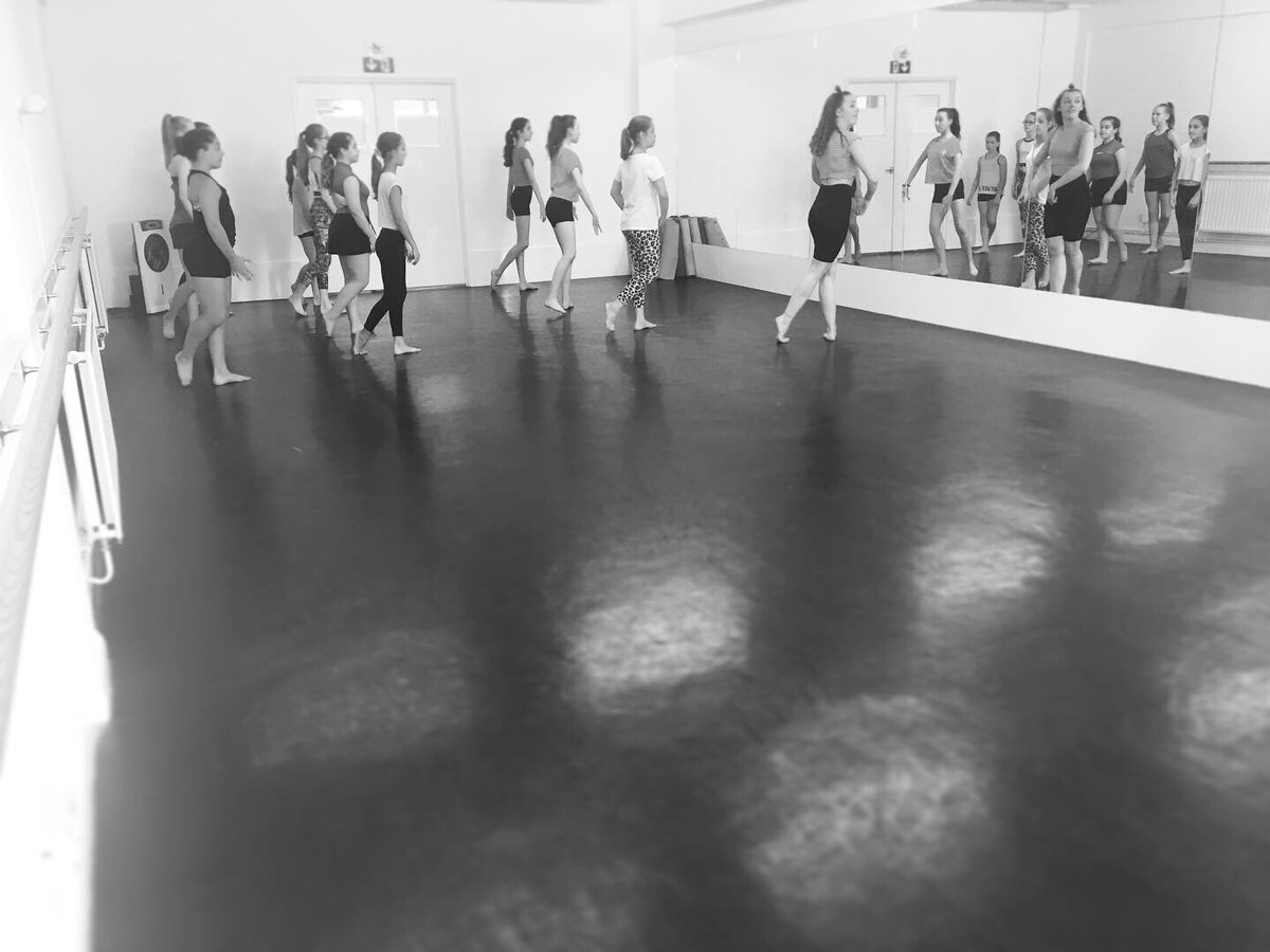 DanceSacademy's tweet photo. Our final fab #Friday of summer! Massive thanks again @tiaworboys for coming in to work with the girls! Bring on the return of classes next weekend! 🧡
#dancestepsacademy #dancestudio #billericay #essex #taketherightstepsintodance #jazztechnique #jazztech #bodyconditioning #dance https://t.co/H1I1ucyjaV