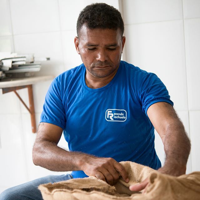 Samuel de Jesus, responsable de la plantation Riachuelo, procède à une fine sélection des fèves avant de les envoyer directement à la Manufacture Cluizel. ift.tt/30Vy98F