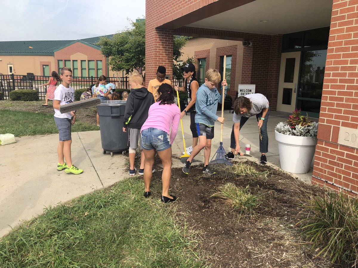 lsmith0917's tweet photo. Seeing our fifth graders @NobleCrossing working together as leaders in acts of service during their activity period is one of the many reasons why we love our school community! #betruetothebestwithinyou https://t.co/vzPc7fAmpc