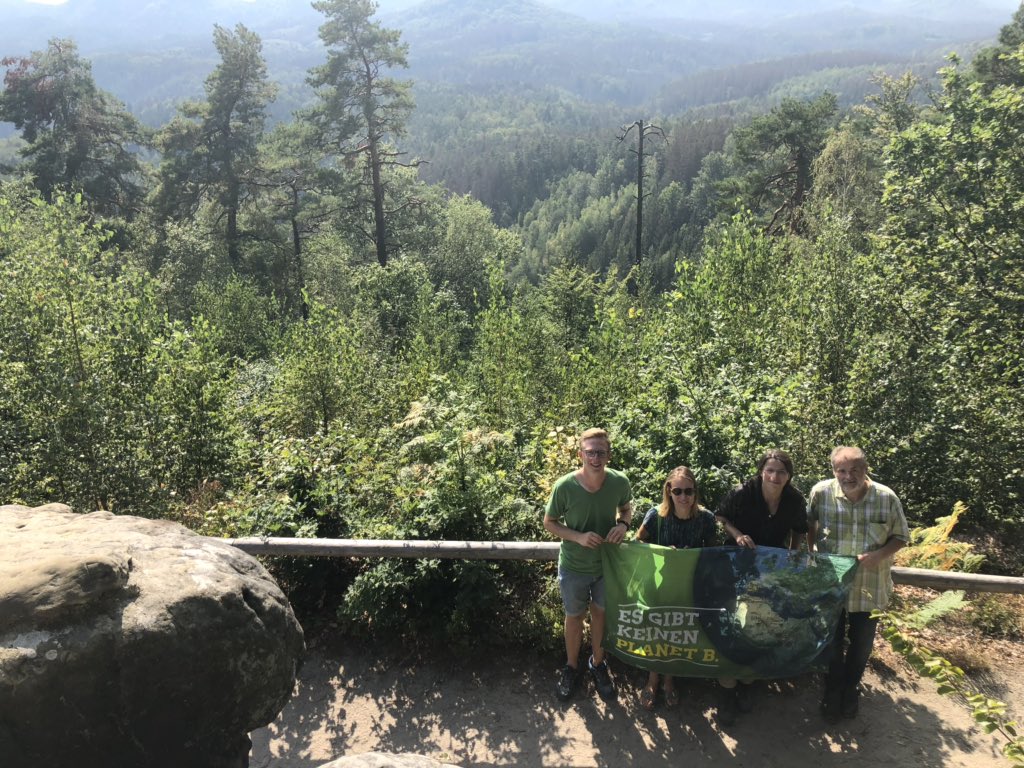 anna_cavazzini's tweet image. Auch der Wald in der sächsischen Schweiz leidet unter der grassierenden Dürre. Beschädigte Fichten überall. 

Es gibt keinen Planeten B. Am Sonntag für Klimaschutz stimmen! @PaulLoeserSeb @gruene_ibecker #sltw19 #sltw #dumusstesnurwählen