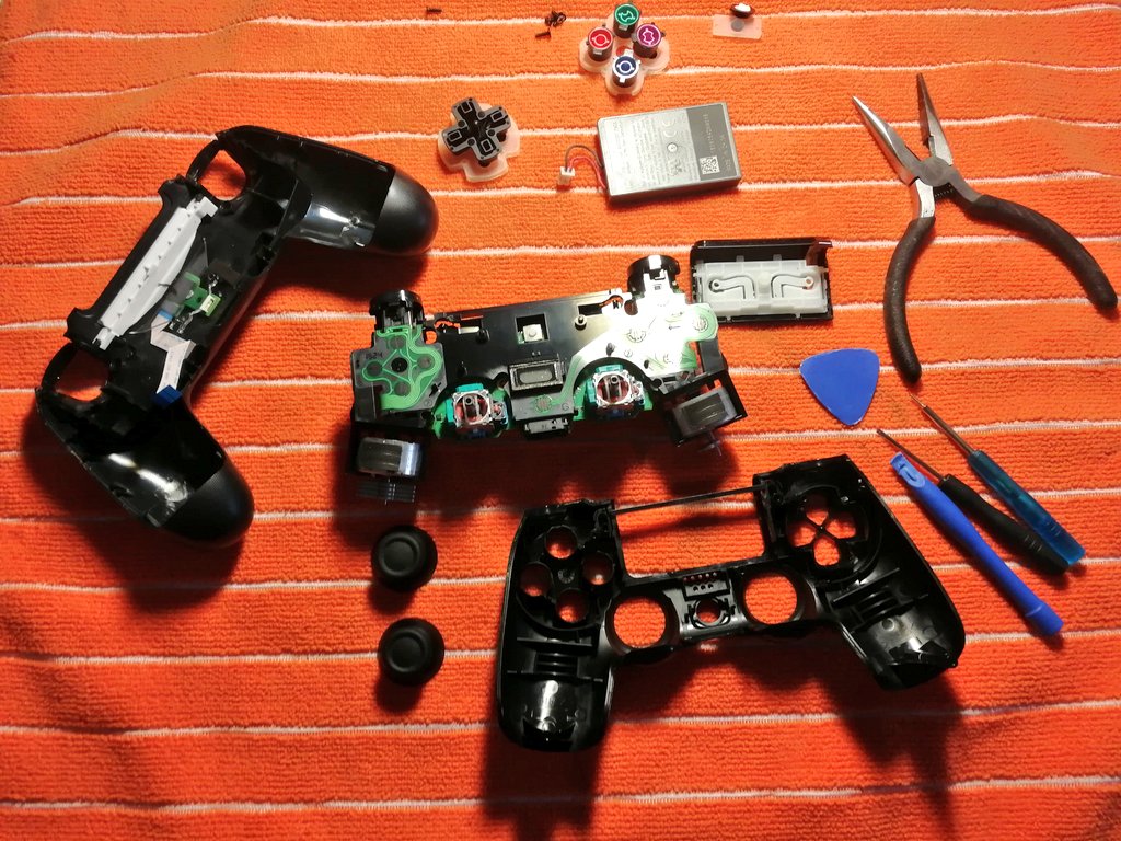 italia_esports's tweet photo. RT @bitcoma1: Pulizia, Equilibratura, Convergenza e Revisione.
🎮
#WirelessController #ControllerPS4 #Controller #PS4 #PlayStation #SonyPlaystation #Sony #Disassembly #eSports https://t.co/43lvzvgjXc