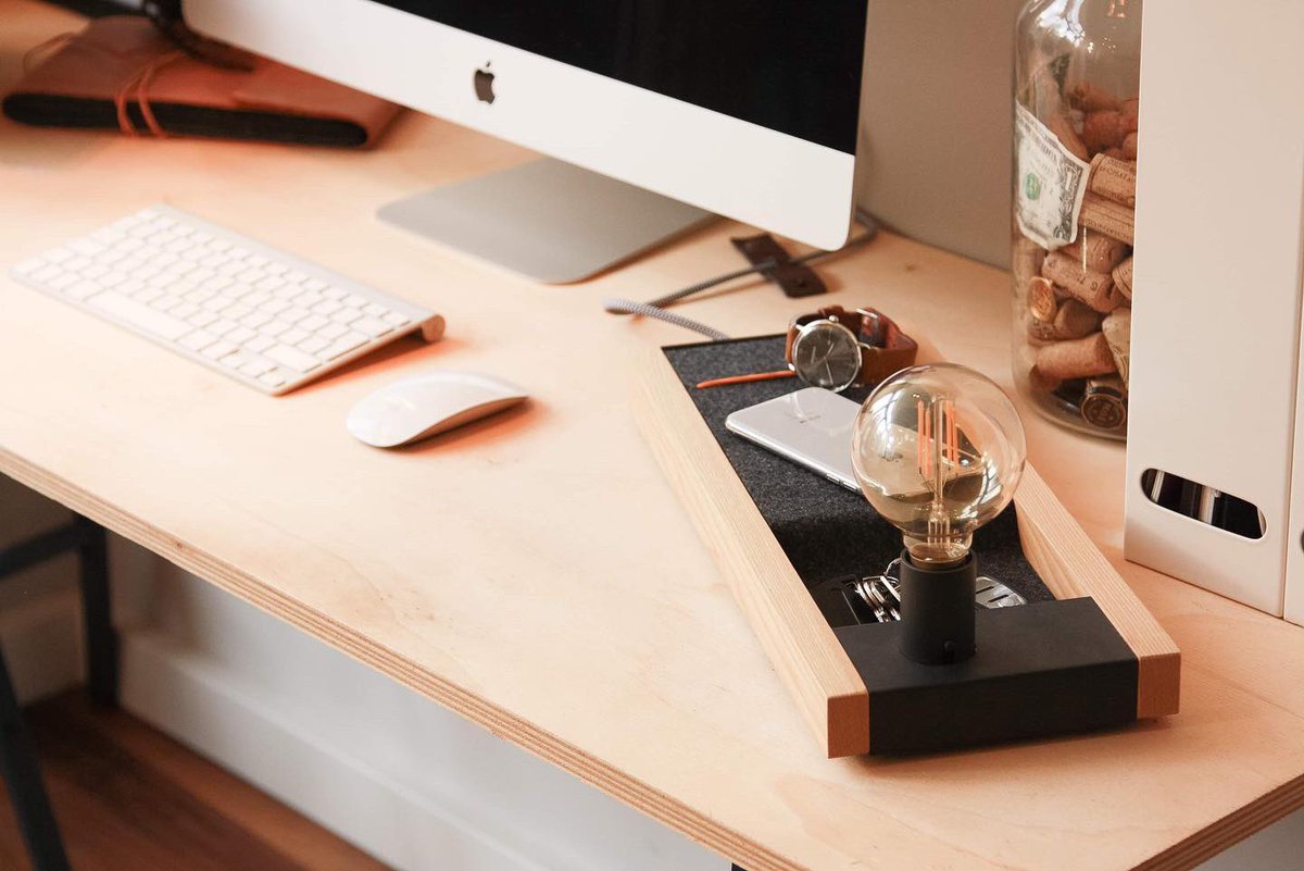 KEENEtechwares's tweet photo. Smart charging and storage area for the things you keep closest to you. Whether it’s in your office ➡️ living room ➡️ or anywhere else in your home, @WeShareManu have you covered. 

#smartmount #wirelesscharging #neverloseathing #manu #lumideck #ambient #ambientlight https://t.co/BiZjd3H6NI