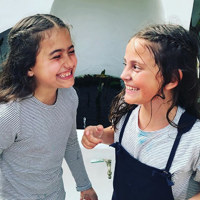 Weekend feels 🤩🥳🥰 (these two besties had just had a paint fight 🙈)! •
•
•
#plox #ploxlondon #ploxparty #party #kidsparty #partyentertainment #kissparties #londonkids #kidspartylondon #fun #girls #giggles #bestfriends #summer #friday #weekend #noscreens #screenfree #outdo…