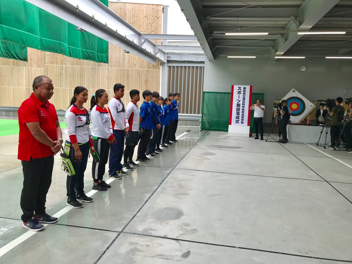 徳島県 ネパール アーチェリー代表チームは 徳島科学技術高校のスポーツ施設落成式に参加しました 選手たちは 科学技術高校アーチェリー部の皆さんと一緒にデモンストレーションを行い 来賓の方々に 素晴らしい腕前を披露しました T Co
