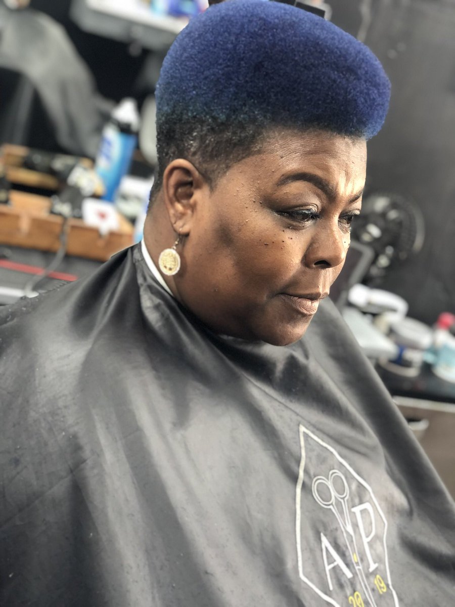 ALL_ProCutz's tweet photo. Quick shape up. She killing that blue! 🔵🔵🔵🔥🔥🔥#dfwbarbers #FridayMotivation #dfw #womenhaircuts #haircuts #barberworld #allprocutzbarbershop https://t.co/XVcnLlDxsk