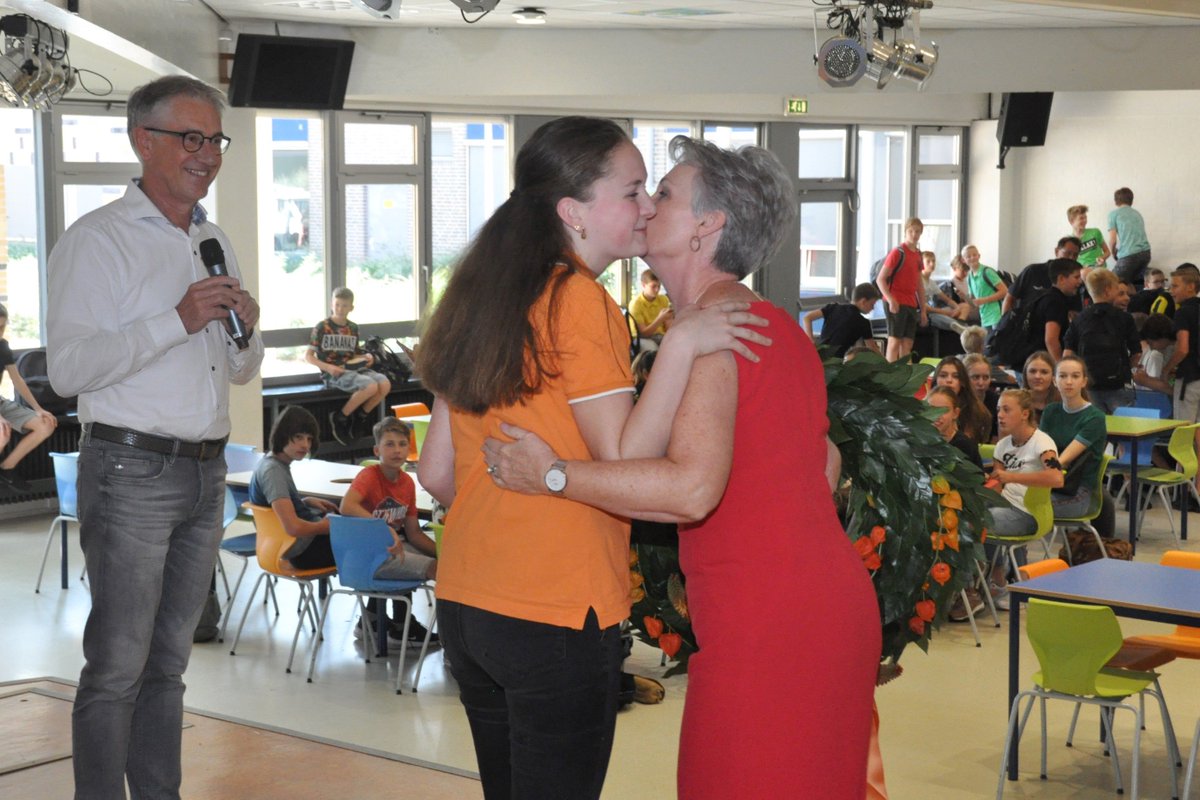 MiryanneRuijs's tweet photo. Super leuke huldiging gehad op het @FiorettiVeghel! 
Dank directeuren @Clemensgeenen en Anita O' Connor, burgemeester van @GemMeierijstad @keeshcvanrooij, leraren, leerlingen, oud-klasgenoten, vrienden en familie! 😃
#WorldSkillsKazan2019 #worldskillsnl https://t.co/BGdsMTNuHK