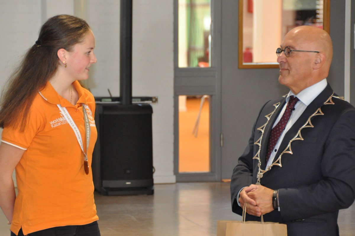 MiryanneRuijs's tweet photo. Super leuke huldiging gehad op het @FiorettiVeghel! 
Dank directeuren @Clemensgeenen en Anita O' Connor, burgemeester van @GemMeierijstad @keeshcvanrooij, leraren, leerlingen, oud-klasgenoten, vrienden en familie! 😃
#WorldSkillsKazan2019 #worldskillsnl https://t.co/BGdsMTNuHK