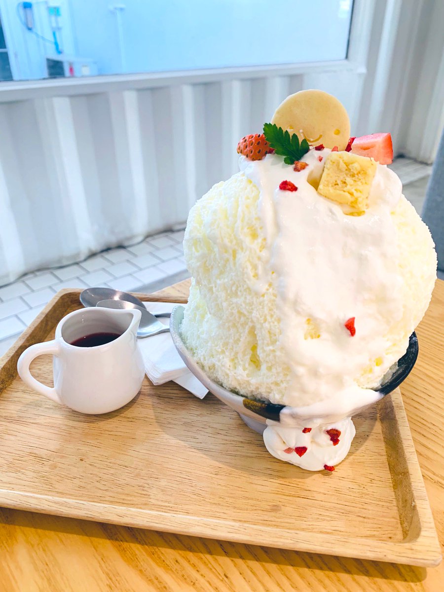 couple_dimple's tweet photo. 📍Think cafe ( The bloc ราชพฤกษ์)

คาเฟ่ที่เด่นเรื่องขนมหวาน หลายคนอาจจะไม่รู้ว่าของคาวของร้านนี้อร่อยมากกก!! โดยเฉพาะเมนู ข้าวไข่ลาวาหมูคุโรบูตะ 🐷🍳 หมูชิ้นใหญ่ หมักกระเทียมมาหอมมากกก ของหวานแนะนำเป็น strawberry kakigori ข้างในมีชีสเค้กด้วย 🍓

@aroii #อร่อยไปแดก #รีวิวคาเฟ่ https://t.co/1DdJkvp9vK