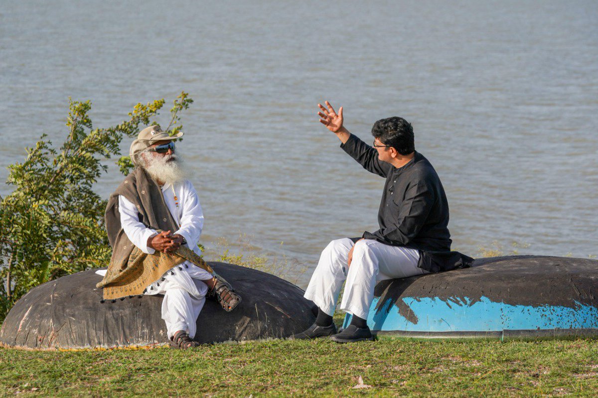 SadhguruJV's tweet photo. At the banks of Cauvery in Meenakshipura with poet Prasoon whose poetry aptly &amp; painfully describes the plight of our depleting rivers. -Sg #CauveryCalling @prasoonjoshi_ https://t.co/AHBBR6b4uN