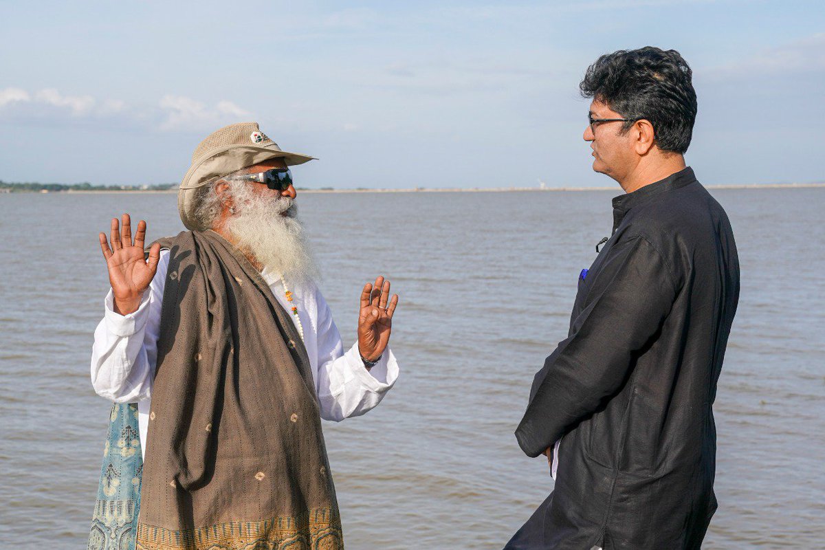 SadhguruJV's tweet photo. At the banks of Cauvery in Meenakshipura with poet Prasoon whose poetry aptly &amp; painfully describes the plight of our depleting rivers. -Sg #CauveryCalling @prasoonjoshi_ https://t.co/AHBBR6b4uN