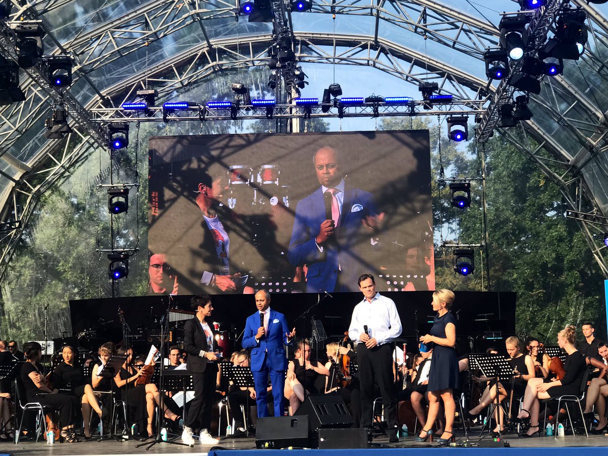 "Our cultural commitment is part of our contribution to society. Being creative and thriving for excellence is something we can learn from artists like Beren Kader Fidan every day" says <a href="/MichaelSen/">Michael Sen</a> at the #CitizensFestival of #FederalPresident #Steinmeier in Schloss Bellevue. /ya