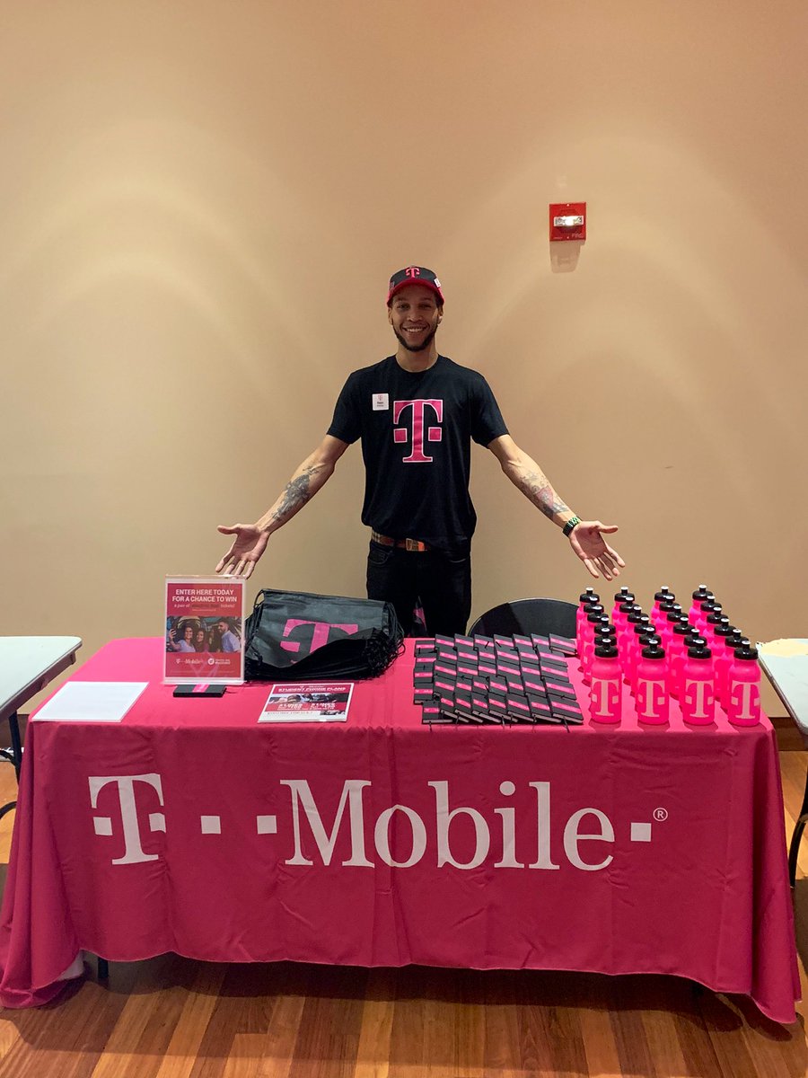DJ_TMO's tweet photo. Come see us at #NYU International Student Day #TeamMagenta https://t.co/ccFO6KiwCg