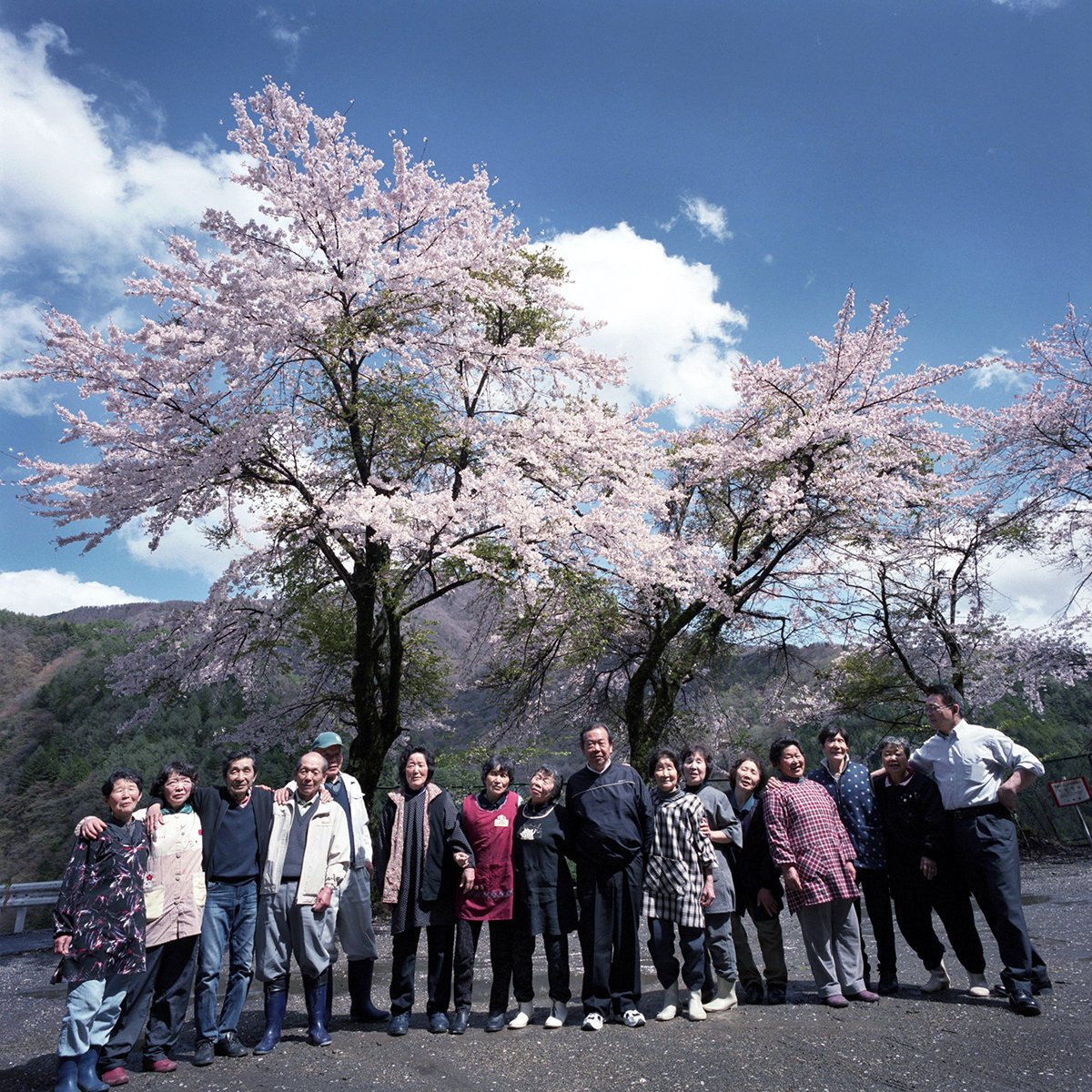 鹿野貴司 على تويتر 日本一小さな町の写真館 山梨県早川町 より 014 これは奈良田踊りという民謡舞踊だが 音のように写真に写らないものを写そうとするときはやはり神経を使う この場合は団扇のブレ具合とか 前ボケで写る三味線を弾く手とか 天才は音を音として