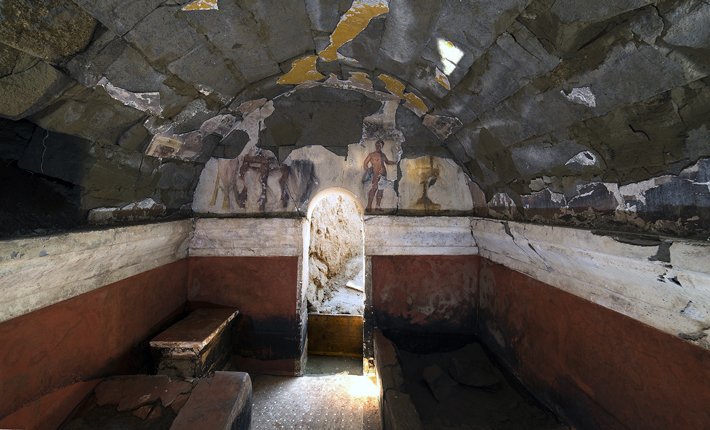 archaeologymag's tweet image. The interior of a 2nd-century B.C. #Oscan tomb, recently discovered in a necropolis at #Cumae in southern Italy, was painted with vibrant landscapes and a banquet scene above the entrance.

archaeology.org/issues/353-190…
