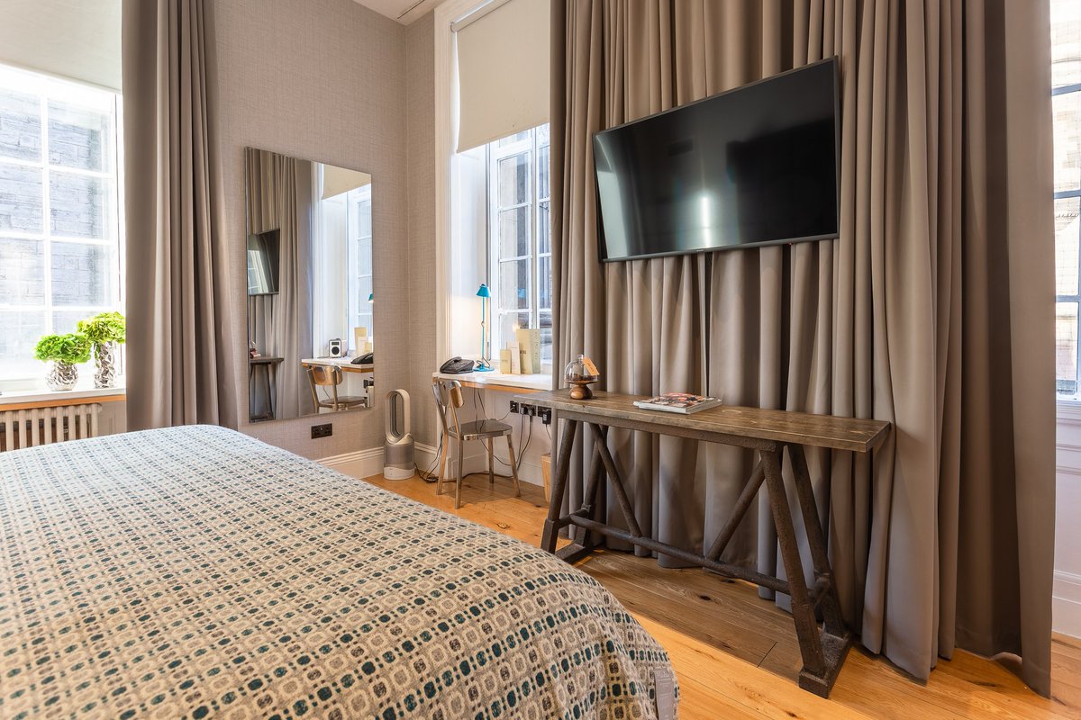 TheInnOnTheMile's tweet photo. All of our bedrooms have lots of original features like extra high ceilings, original cornicing, and huge sash windows to watch the world go by. Book online now - https://t.co/8vvA8fs0K3

#InnontheMile #BookNow https://t.co/HpzeieYEu3