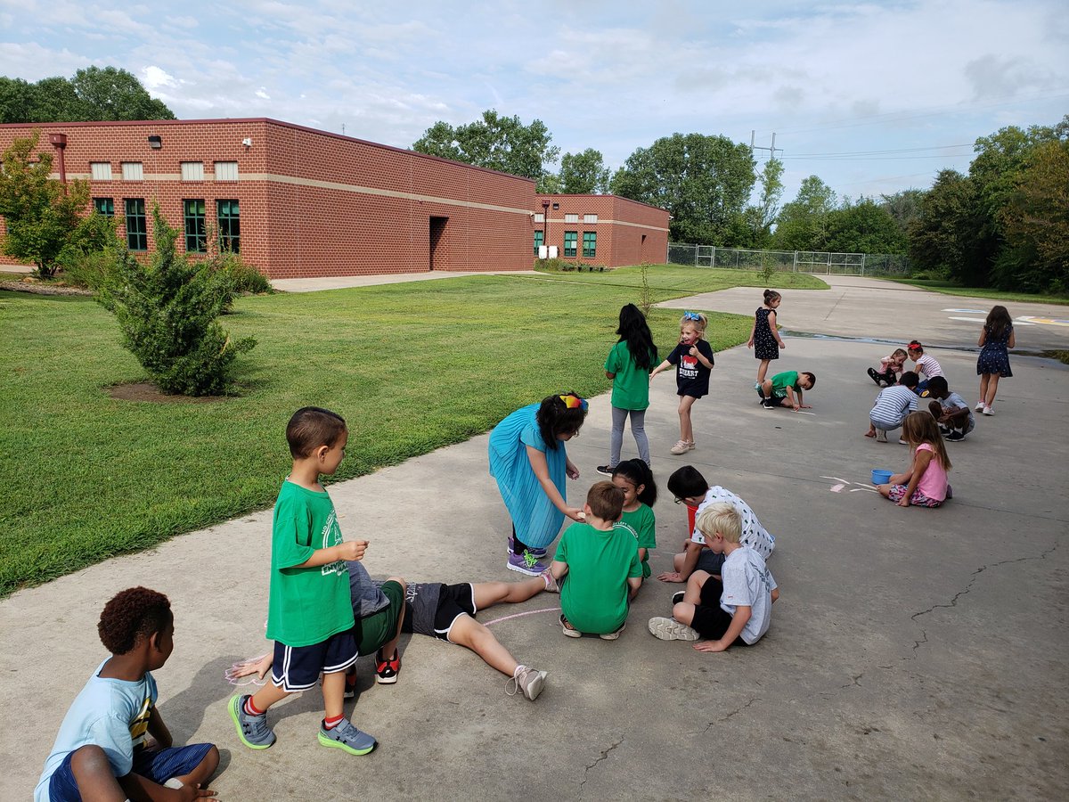 HayleyMayes2's tweet photo. Even though it's wet and muddy on the playground we are having fun with chalk! @EarhartEnviron #needtobeoutside #MagnetFocus #earhartusd259 #nochildleftindoors π₯° https://t.co/6hjGWh5Be6