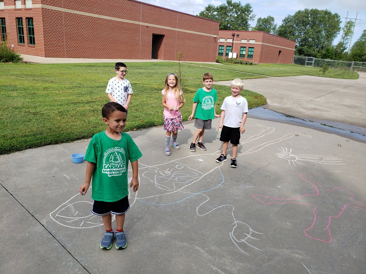HayleyMayes2's tweet photo. Even though it's wet and muddy on the playground we are having fun with chalk! @EarhartEnviron #needtobeoutside #MagnetFocus #earhartusd259 #nochildleftindoors π₯° https://t.co/6hjGWh5Be6