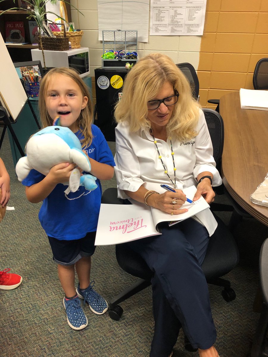 PrincipalPollyT's tweet photo. Excited to be awarding students books this morning! Bookapalooza! Monthly PBIS raffle. Read with a stuffed animal #CHESreads @ChestateeES @AmericanReading https://t.co/4V3URcB4jA