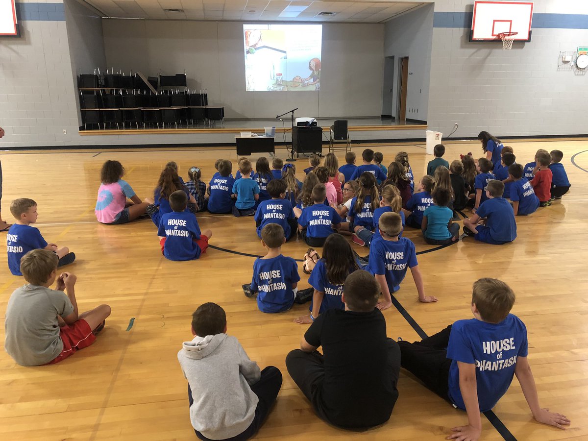 MrsAmyMartin1's tweet image. 1st House meeting. Lesson today on the Growth Mindset #Phantasio #housemeeting @USD449