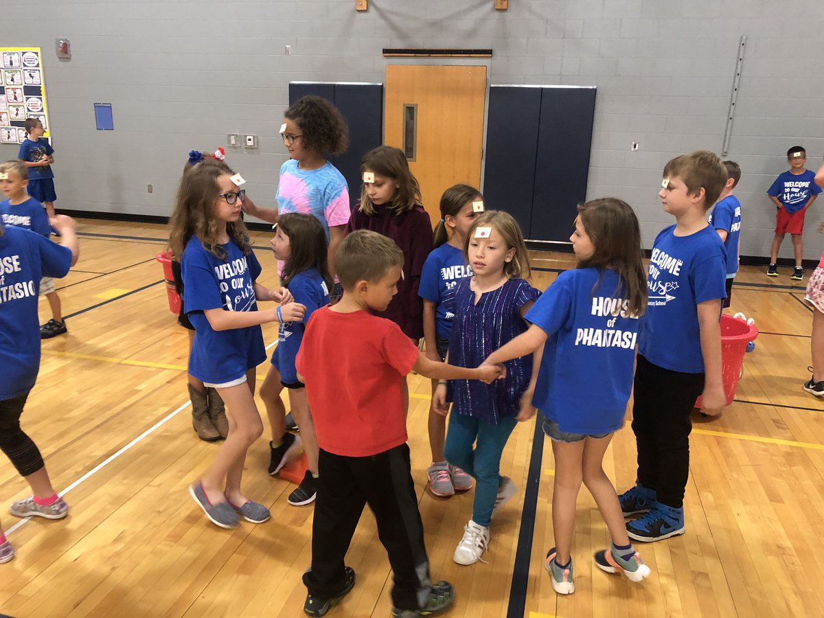 MrsAmyMartin1's tweet image. 1st House meeting. Lesson today on the Growth Mindset #Phantasio #housemeeting @USD449