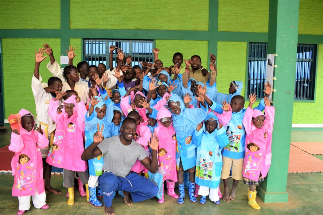 Maison_Shalom's tweet photo. @Maison_Shalom octroie des imperméables et bottes aux enfants réfugiés de Mahama. @Fondation_PGL  @RwandaEmergency @RefugeesRwanda @RwandaTV  @rbarwanda https://t.co/DQhyVund1I